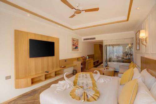 family_executive_03_comp